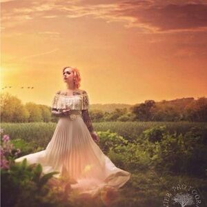 1981 wedding dress size 6-8 beautiful condition